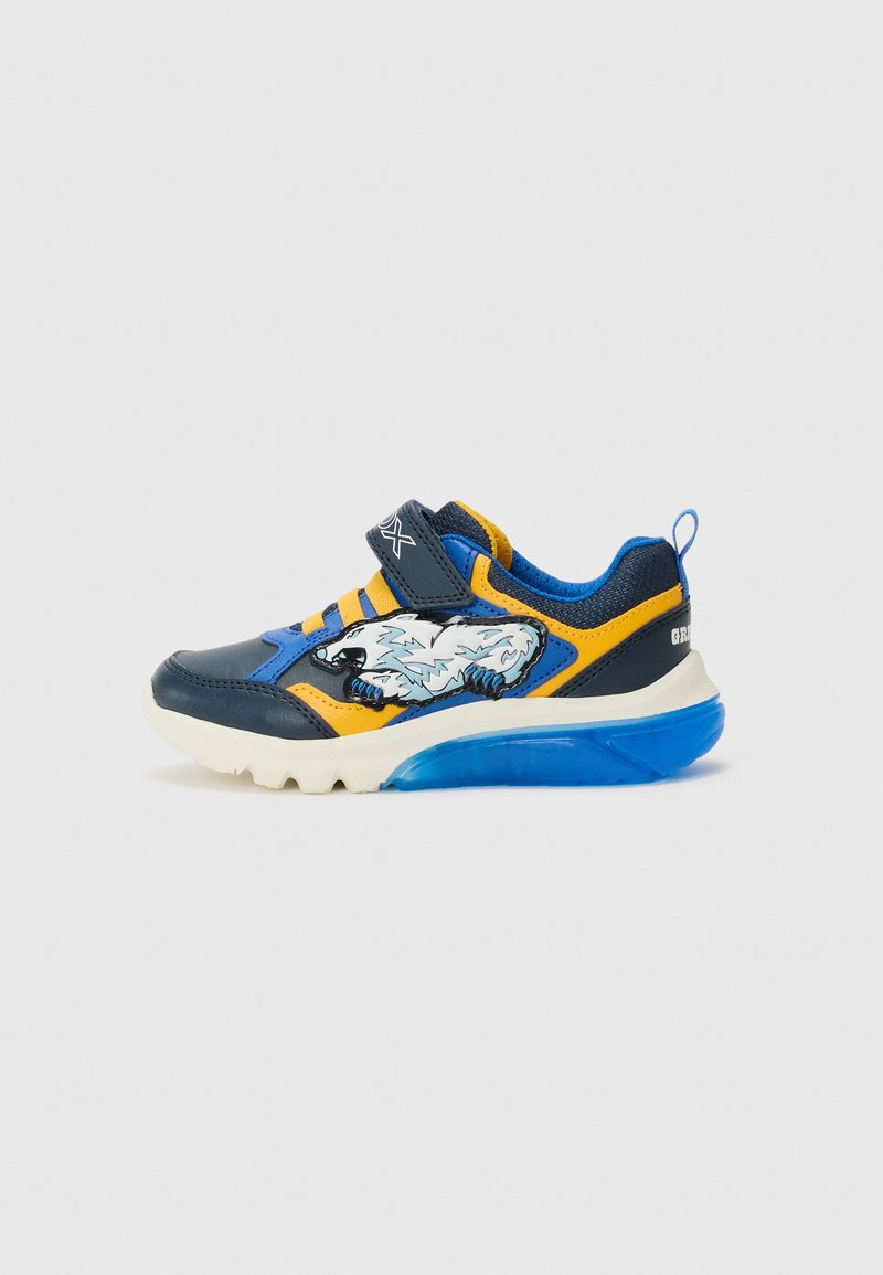 Blaue und gelbe Sneakers mit einem weißen Wolf-Design, Klettverschlussschnalle, gepolstertem Sohlen und strukturierten Details im Obermaterial.