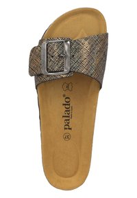 Sandały wsuwane z plecionym metalicznym wzorem w odcieniach złota i srebra, z dużą srebrną klamrą i beżowym, wyściolonym wkładem.