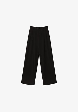 Schwarze, weit geschnittene Hose mit hoher Taille, ausgestattet mit einem Gürtel in der Taille und Falten für Struktur. Hergestellt aus einem glatten, leichten Stoff.