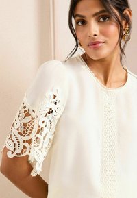 Love & Roses PETITE FIT - SHORT SLEEVE  - Palaidinė - ivory