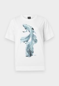 Camiseta blanca con un gráfico detallado de un pez betta azul claro centrado en el frente y un pequeño logo de BOSS debajo del pez.