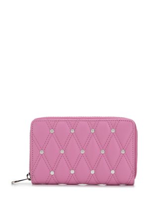 Gequilte roze leren portemonnee met zilveren studs, voorzien van een ritsluiting en een ruitpatroon. Soepele textuur met strakke randen.