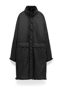 Svart lång vadderad kappa med hög krage, två stora framfickor med klaff och mjukt innerfoder synligt vid ärmsluten och kragen.