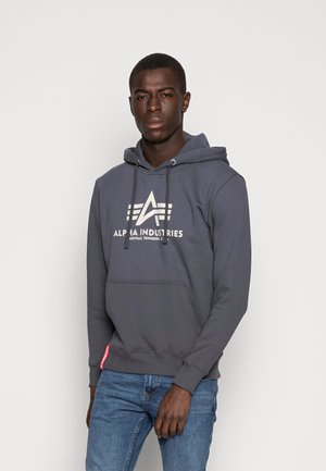 Capuchon sweatshirt in donkergrijze stof, met een voorkwauw, trekkoorden en een wit logo op de borst. Ribbelmanchetten en -zoom.