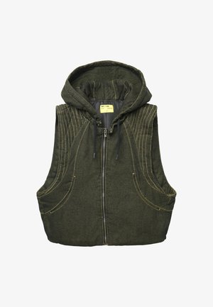 Gilet senza maniche di colore verde scuro con cappuccio, dotato di zip frontale e cuciture in contrasto giallo che delineano tasche e cuciture.