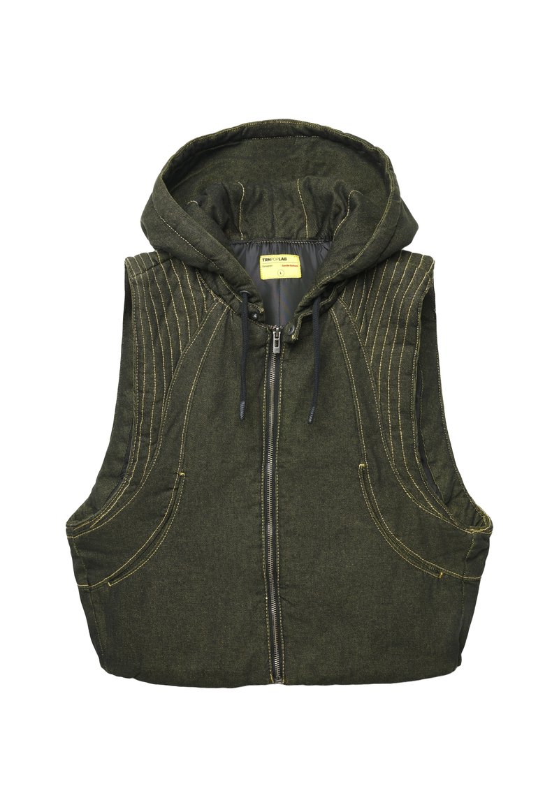 Gilet senza maniche di colore verde scuro con cappuccio, dotato di zip frontale e cuciture in contrasto giallo che delineano tasche e cuciture.