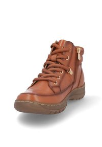 Zapato alto de cuero marrón con cordones en la parte frontal, cremallera lateral, collar acolchado y suela de goma texturada. Presenta acentos de doble costura.