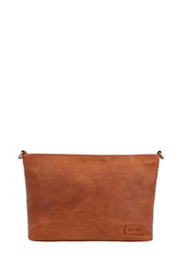 Bruine lederen pouch met een gladde textuur, rechthoekige vorm en een rits aan de bovenkant; heeft een klein logo-label aan de zijkant.