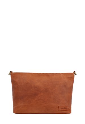 Bruine lederen pouch met een gladde textuur, rechthoekige vorm en een rits aan de bovenkant; heeft een klein logo-label aan de zijkant.