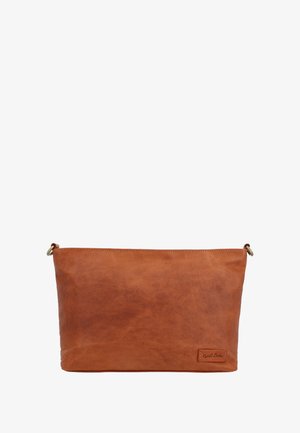 Hnedá kožená taška s hladkou textúrou, obdĺžnikovým tvarom a zipsom na vrchu; predná strana obsahuje malú štítkovú značku na boku.