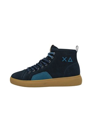 Scarpa da ginnastica alta di colore blu navy con suola in gomma color caramello, toppa blu vicino alla suola, lacci blu e simboli geometrici a X e triangolo sul lato.