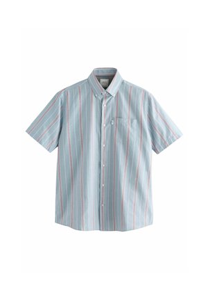 Chemise bleu clair à manches courtes avec des boutons, rayures verticales blanches et rouges et une poche poitrine à l'avant.