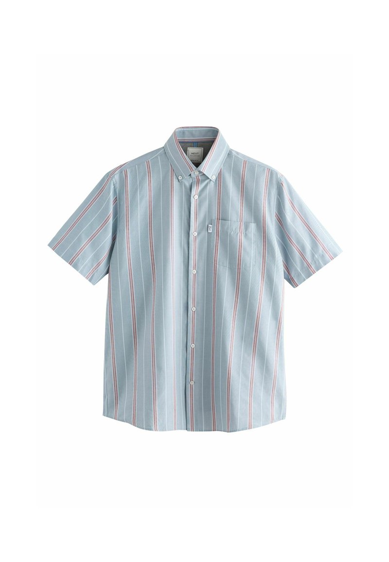 Chemise bleu clair à manches courtes avec des boutons, rayures verticales blanches et rouges et une poche poitrine à l'avant.