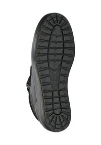 Czarna podeszwa buta z teksturowanym wzorem bieżnika, z wyraźnymi rowkami i wypukłymi akcentami. Wykonana z trwałej gumy dla lepszej przyczepności.