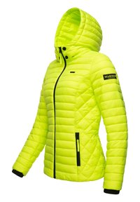 Veste rembourrée jaune avec une capuche, présentant un motif de matelassage en losanges, des zips noirs et un patch logo sur le bras. Matériau léger.