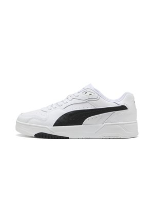 Weißer Sneaker mit einem schwarzen strukturierten seitlichen Streifen, perforierten Details auf der Zehenbox und einer Gummisohle mit Rillung für besseren Halt.