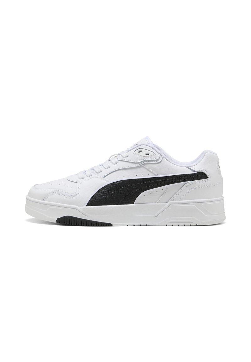 Weißer Sneaker mit einem schwarzen strukturierten seitlichen Streifen, perforierten Details auf der Zehenbox und einer Gummisohle mit Rillung für besseren Halt.