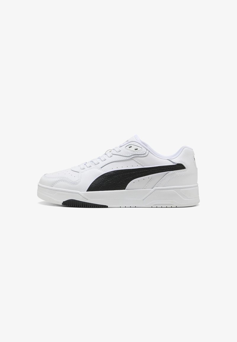 Weißer Sneaker mit einem schwarzen strukturierten seitlichen Streifen, perforierten Details auf der Zehenbox und einer Gummisohle mit Rillung für besseren Halt.