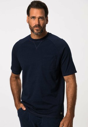 Donkerblauwe T-shirt met korte mouwen van zachte stof, voorzien van een ronde halslijn, raglanmouwen en een borstzak aan de voorkant.