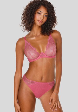 Soutien-gorge en dentelle rose et culotte taille haute assortie avec des motifs floraux. Matériau doux et transparent avec des bords festonnés et des bretelles délicates.