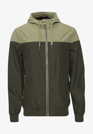 Hooded jakna z dvobarvnim dizajnom, ki ima zgornji del olivno zelene barve in spodnji del temno zelene barve, izdelana iz lahkega materiala.