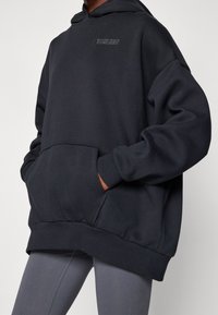 Under Armour Felpa con cappuccio - black