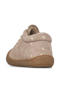Scarpa in suede beige chiaro con suola in gomma testurizzata, decorata con motivi a forma di cuore di una tonalità leggermente più scura e un collare imbottito.