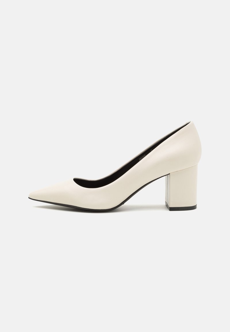 Escarpin blanc cassé à bout pointu avec une finition lisse et un talon épais en bloc sur un fond blanc.