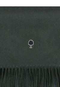 Bufanda de lana verde oscuro con flecos y un pequeño logo bordado en blanco y negro de un árbol en el centro.