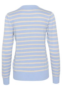 Pull bleu clair avec des rayures horizontales crème, manches longues, col et poignets côtelés, texture douce en tricot et coupe standard.