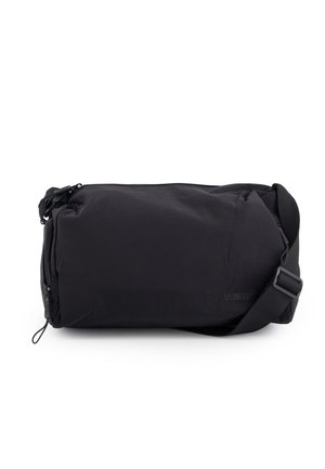 Sort rektangulær crossbody-taske med justerbar rem, lynlåslukning og diskret brandlogo på glat stofoverflade.