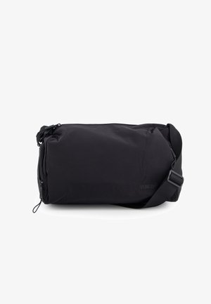 Sort rektangulær crossbody-taske med justerbar rem, lynlåslukning og diskret brandlogo på glat stofoverflade.