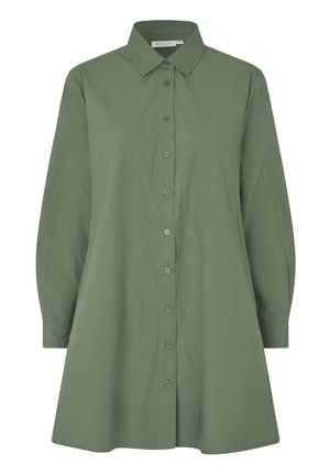 Camicetta verde con colletto, maniche lunghe e design morbido. Texture liscia, presenta bottoni frontali e orlo curvo.