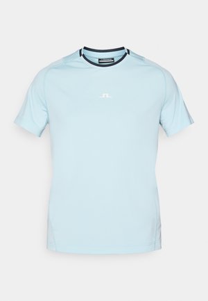 Ljusblått tränings T-shirt i fukttransporterande tyg. Har rund hals, korta ärmar och en liten vit logotyp på framsidan.