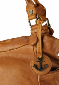 Borsa in pelle tannata con un'etichetta arrotondata a forma di ancora, cuciture robuste e una combinazione di hardware metallico e texture morbida.