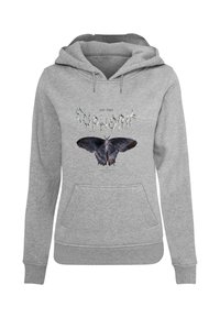 Grå hoodie i mjuk bomullsblandning, med en stor svart fjärilsgrafik och stiliserad text ovanför. Den har en framficka och en huva med dragsnodd.