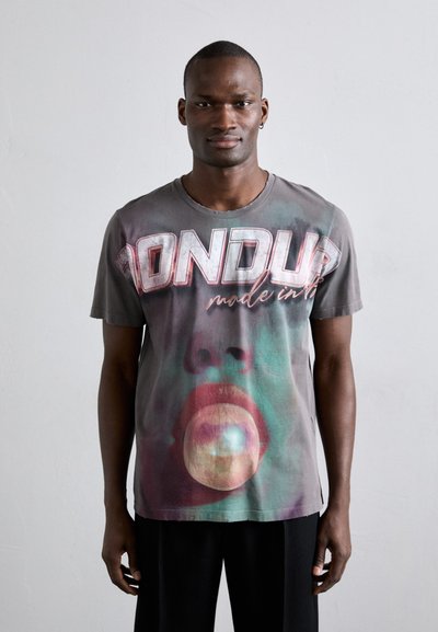 Graphic t-shirt in gray with a colorful print featuring a face and bubble gum. Casual fit with short sleeves and a round neckline.