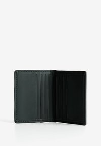 Portafoglio bifold in pelle nera aperto che mostra sei slot per carte su ciascun lato, su uno sfondo bianco semplice.