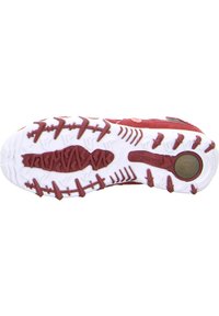 Rode sportieve schoen met een gestructureerde bovenkant en een witte rubberen zool. De zool heeft rode tractiepatronen en een cirkelvormige logo-accent.