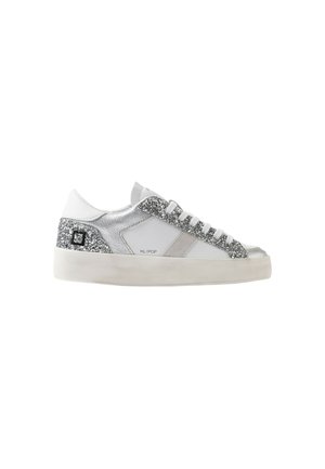 Hvid lavtop sneakers med sølvglitterdetaljer på hæl, snørebåndsområde og tå, med "HL/POP" tekst på siden og tyk off-white sål.