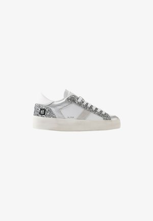 Witte lage sneaker met zilveren glinsterdetails op de hiel, veters en neus, voorzien van de tekst "HL/POP" aan de zijkant en een dikke off-white zool.