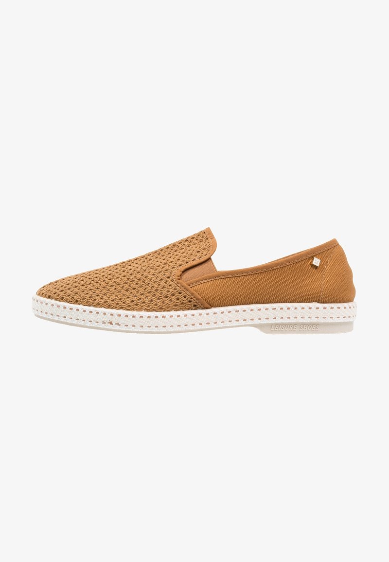 Chaussure marron à enfiler avec un dessus en mesh texturé et une semelle blanche cousue, étiquetée "Chaussures de loisir", présentée en profil sur fond blanc.