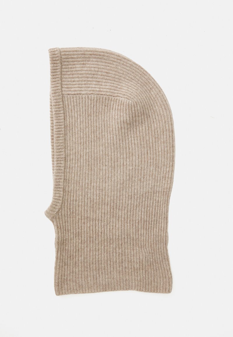 Μπεζ πλεκτό σκουφάκι με κάθετες ραβδώσεις, στρογγυλή κορυφή και ανοίγματα στα πλάγια. Κατασκευασμένο από μαλακό υλικό, διαθέτει αδιάσπαστο σχέδιο για άνεση.