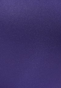 Tejido púrpura con una superficie lisa y texturada que presenta un fino patrón acanalado. El material tiene un ligero brillo, lo que crea profundidad visual.