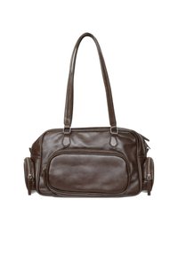 Bolso de mano de cuero marrón con dos asas alargadas, forma redondeada, bolsillo con cremallera en la parte frontal y bolsillos laterales. Textura suave con un ligero brillo.