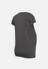 T-shirt de algodão cinza com mangas curtas, gola redonda e um corte descontraído com a parte de trás ligeiramente mais longa. Textura suave, sem padrões.