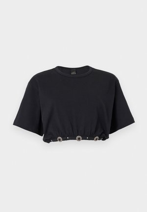 Svart kortermet kort topp med rund hals og dekorative sirkulære metallknapper langs den elastiske midjebåndet.