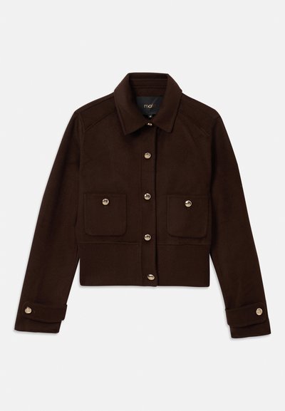 Tmavě hnědá zkrácená bunda s dlouhými rukávy, zapínáním na knoflíky vpředu a na manžetách, a dvěma klopovými kapsami s knoflíky na hrudi.