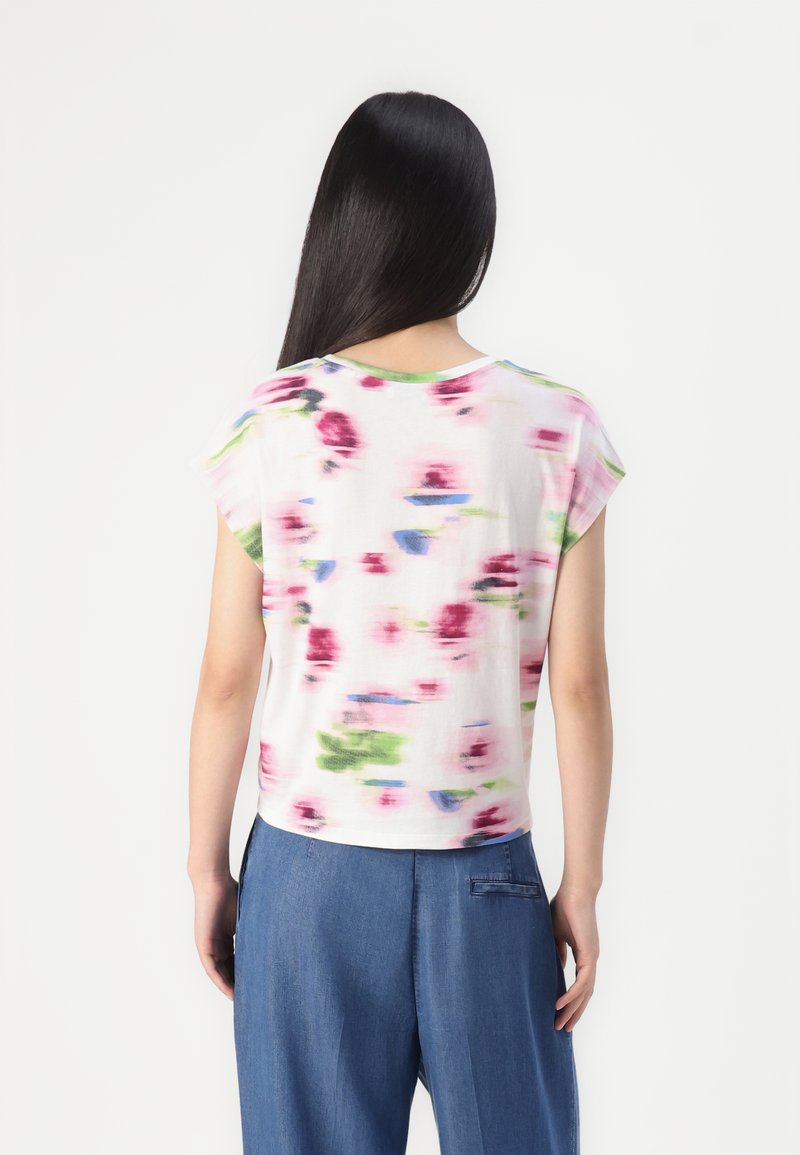 Kurzarm-Oberteil mit Blumenmuster in Weiß mit rosa, grünen und blauen Akzenten. Weicher, leichter Stoff mit lässiger Passform.