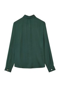 Blusa verde scura con maniche lunghe, colletto e polsini con bottone. Tessuto liscio con dettaglio di piega sul retro. Nessun motivo o hardware visibile.